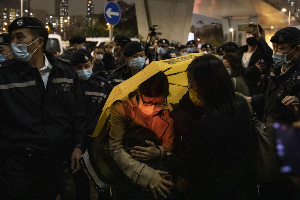 2021年3月4日，西九龍法院大樓外的聲援市民得悉裁判結果後哭泣。