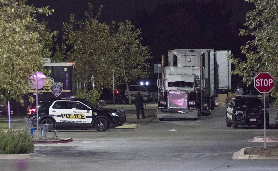 <p>Officials investigate a truck that was found to contain 38 suspected illegal immigrants in San Antonio, Texas, July 23, 2017. (Photo Darren Abate/EPA) </p>