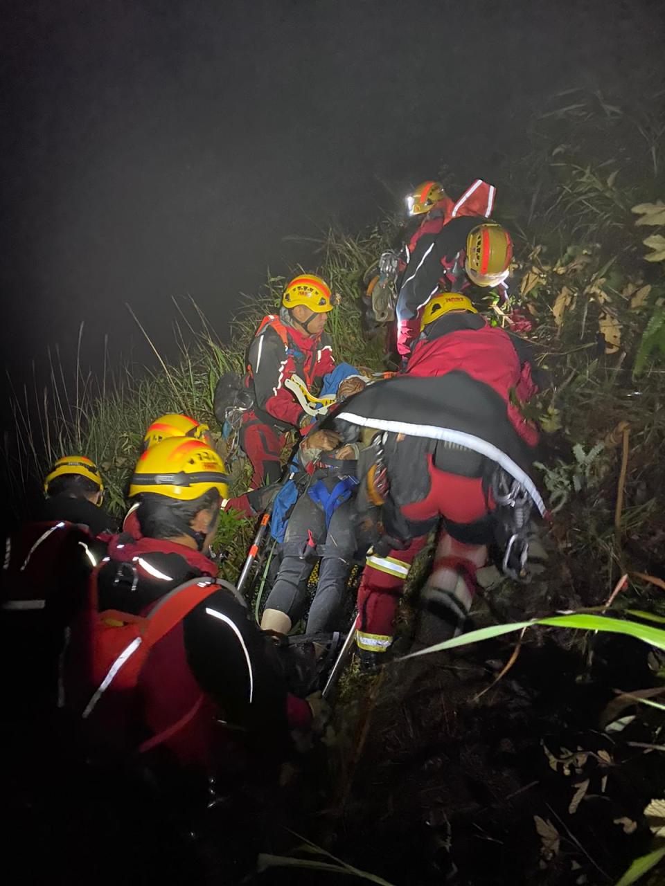 近年攀山事故大增，今年首9個月已經有22人死亡，圖為消防處攀山拯救專隊。（公務員事務局圖片）