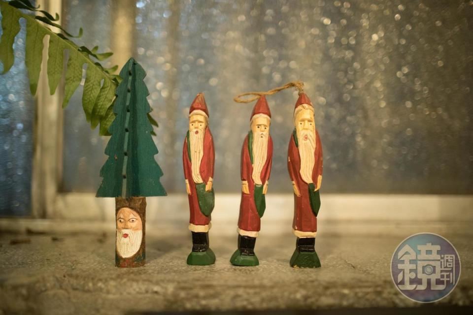 店內的木頭聖誕老人裝飾，超級可愛。