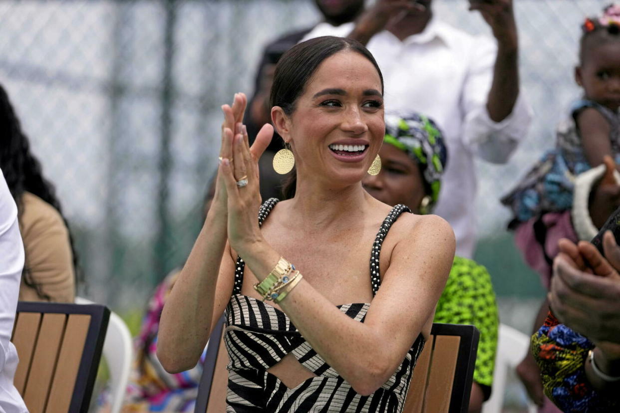 Meghan Markle dans sa robe longue et moulante en imprimé tropical avec une découpe sur la poitrine.  - Credit:Sunday Alamba/AP/SIPA / SIPA / Sunday Alamba/AP/SIPA