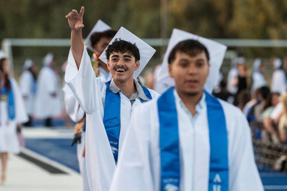 Los graduados entran en el estadio de football durante la ceremonia de graduación de la generación 2024 de Atwater High School en Atwater, California, el jueves 6 de junio de 2024.
