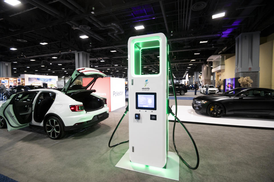 Una estación de carga Electrify America en el Auto Show de Washington el martes 25 de enero de 2022. (Foto de Bill Clark/CQ-Roll Call, Inc vía Getty Images)