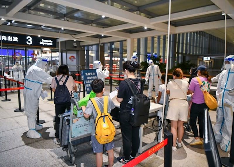 海南省爆發新一波疫情，大批旅客滯留機場。(中新社圖片)


