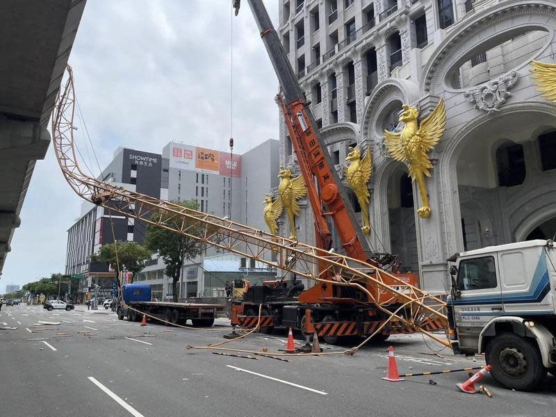 10日下午興富發位於台中市南屯區建案發生工安意外，公司發出400字聲明書。（翻自TCPB 局長室）