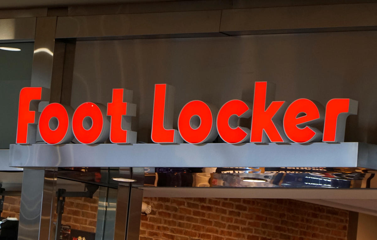 Akcje Foot Locker spadły po tym, jak firma obniżyła prognozę sprzedaży