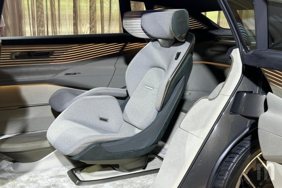▲以柔和米色、灰色及綠色調色系與永續材質搭配的座椅，並且能透過觸控方式調整角度、方向與位置