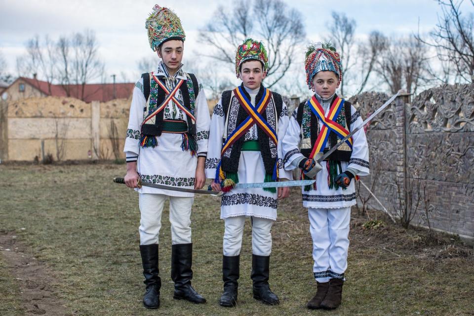 ... Czernowitz, wo man sich nach ukrainischer Tradition am 13. Januar zum Malankafest in bunte Kostüme wirft. Das Akademikerpaar Mark und Elvira Kunis emigrierte 1991 nach Los Angeles, um seinen beiden Kindern ein besseres Leben zu ermöglichen. (Bild: Brendan Hoffman/Getty Images)