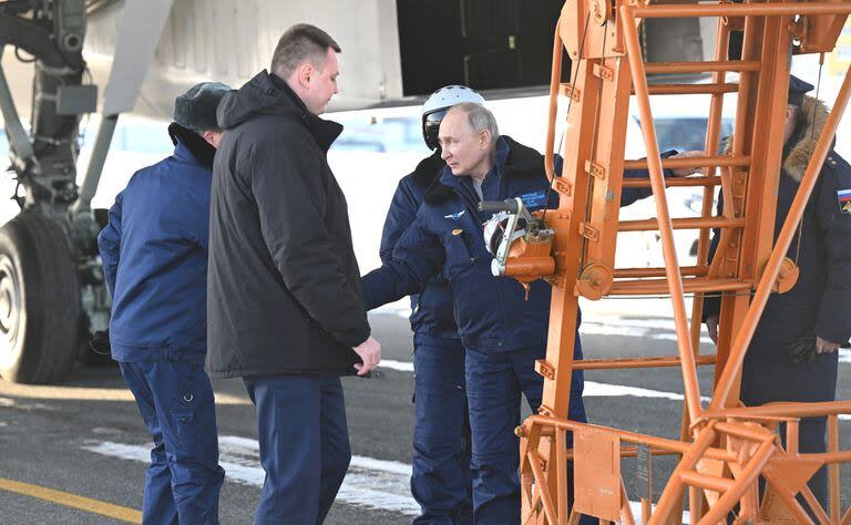 El presidente de Rusia, Vladimir Putin voló como copiloto en un bombardero estratégico Tupolev Tu-160M, ​​en Kazán