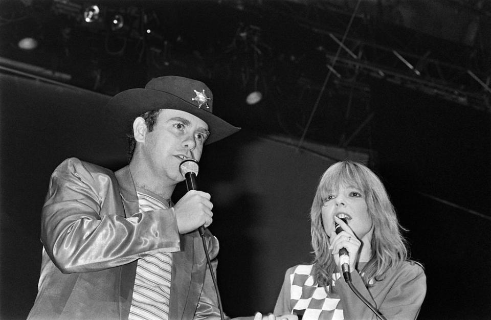 Dans les années 80, Elton John et France Gall mettent leur voix et leurs talents en commun le temps de deux duos. Signés Michel Berger, les titres <em>Donner pour donner</em> et <em>Les Aveux </em>figurent sur le même 45 tours. Au lendemain du décès de la star française, en 2018, l’interprète de <em>Can you feel the love tonight </em>poste sur son compte Instagram la photo de leur disque commun et lui rend un hommage émouvant. <em>© PHILIPPE WOJAZER/AFP via Getty Images</em>