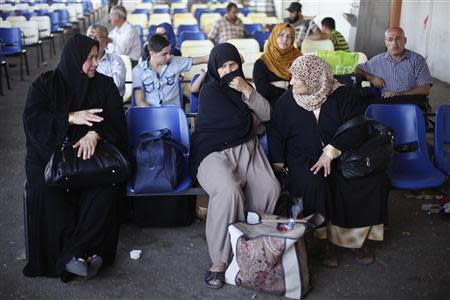 Stranded Palestinian passengers wait at Rafah crossing between Egypt and southern Gaza Strip, with hopes of crossing into Egypt September 12, 2013. REUTERS/Ibraheem Abu Mustafa