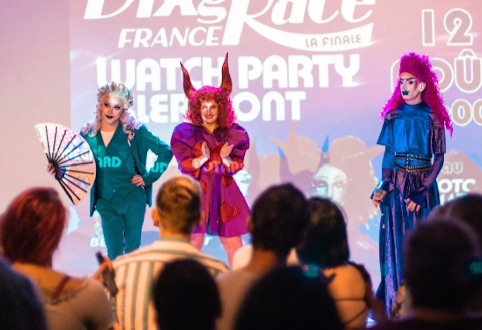 Les drags clermontoises de la House of Morningstar animant une soirée de visionnage de <em>Drag Race France</em>. Celala