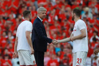 <p>Soccer Football – Premier League – Arsenal vs Burnley – Emirates Stadium, London, Britain – May 6, 2018 Arsenal manager Arsene Wenger shakes hands with Calum Chambers after the match REUTERS/Ian Walton EDITORIAL USE ONLY. No use with unauthorized audio, video, data, fixture lists, club/league logos or “live” services. Online in-match use limited to 75 images, no video emulation. No use in betting, games or single club/league/player publications. Please contact your account representative for further details. </p>