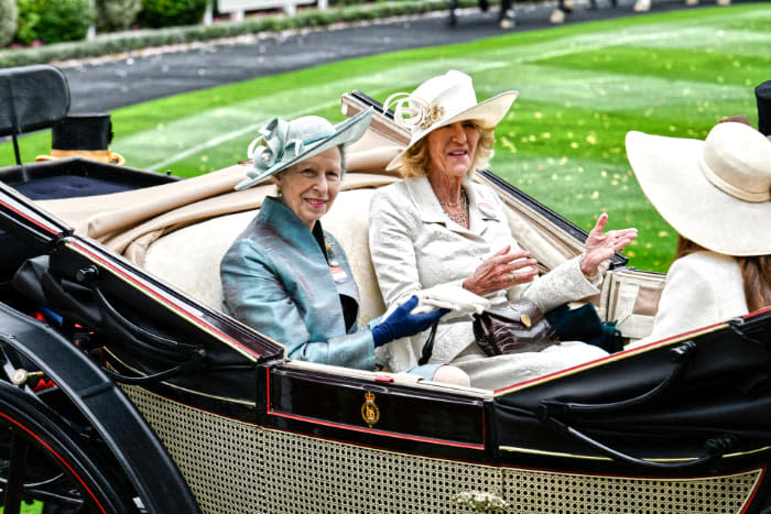 La princesa Ana y Annabel Elliot, hermana de la reina Camilla