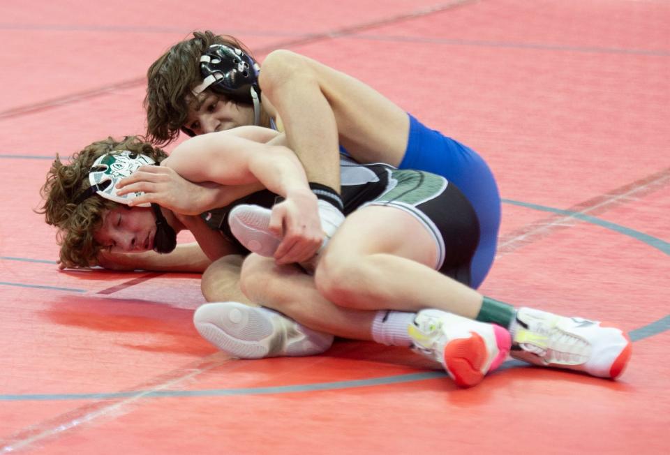 Aurora's Johnny Green, left, wrestles Tate Hisey of St. Marys Memorial.