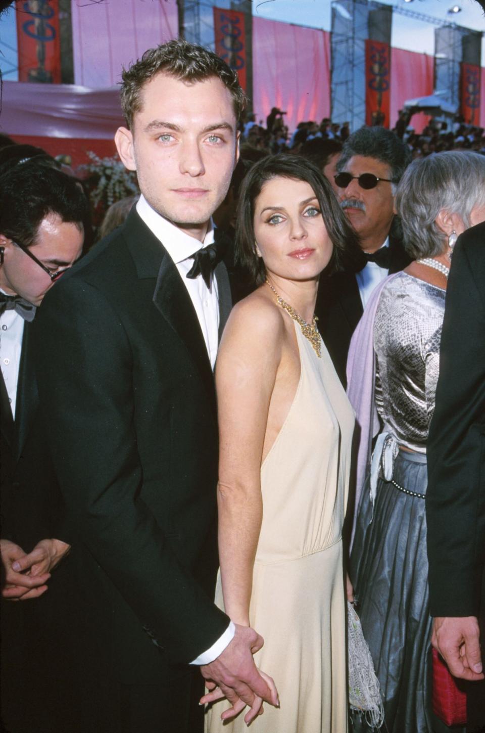 曾為夫妻的 Jude Law 和 Sadie Frost 共同現身2000年紅地毯。