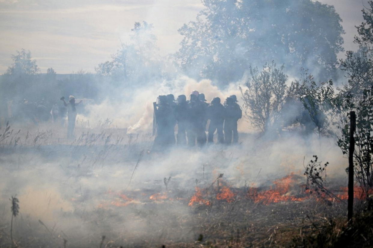 Les forces de l'ordre ont fait usage de gaz lacrymogènes pour disperser une ZAD qui se formait contre l'autoroute A69.  - Credit:VALENTINE CHAPUIS / AFP