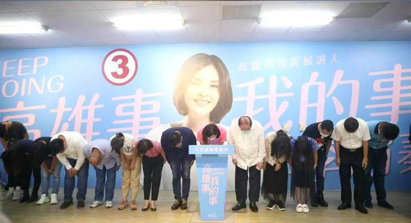 ▲國民黨在高雄市長補選落敗，黨主席江啟臣、候選人李眉蓁出面發表敗選感言，並對高雄市民一鞠躬。 (圖/翻攝Nownews直播畫面)