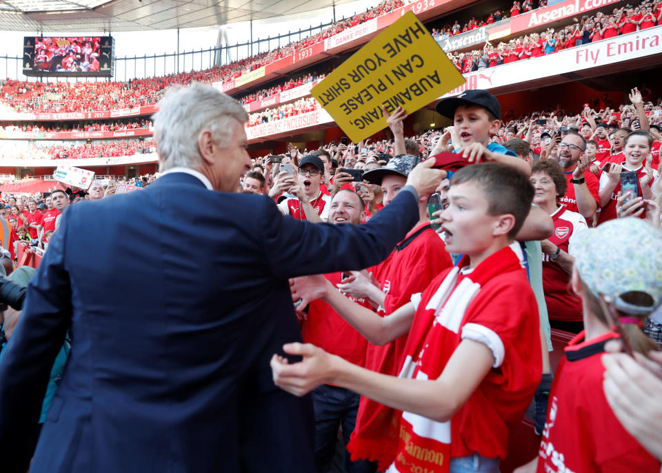 <p>Soccer Football – Premier League – Arsenal vs Burnley – Emirates Stadium, London, Britain – May 6, 2018 Arsenal manager Arsene Wenger gives his tie to a young fan during the lap of honour after the match Action Images via Reuters/Matthew Childs EDITORIAL USE ONLY. No use with unauthorized audio, video, data, fixture lists, club/league logos or “live” services. Online in-match use limited to 75 images, no video emulation. No use in betting, games or single club/league/player publications. Please contact your account representative for further details. </p>