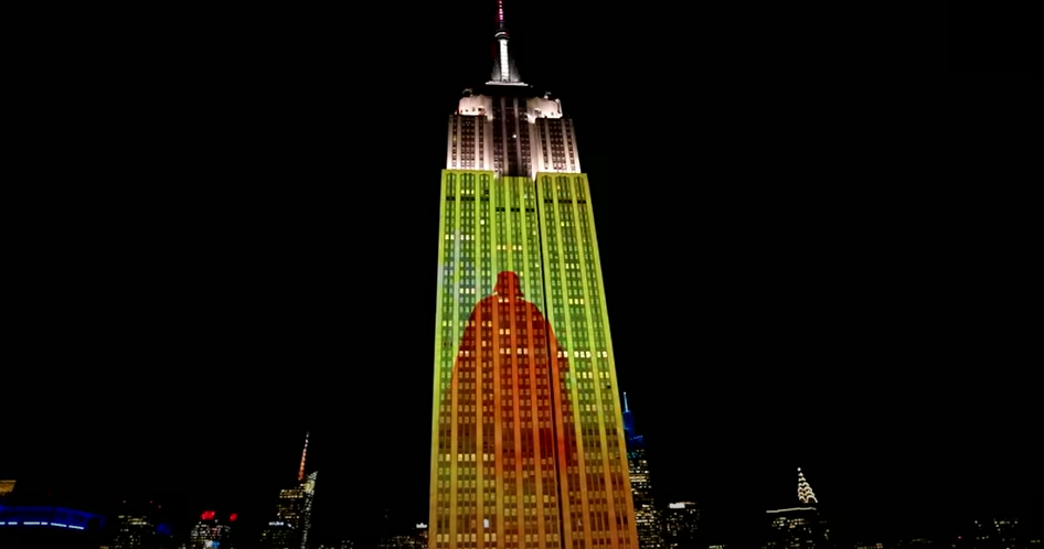  Darth Vader appears on the Empire State Building. . 