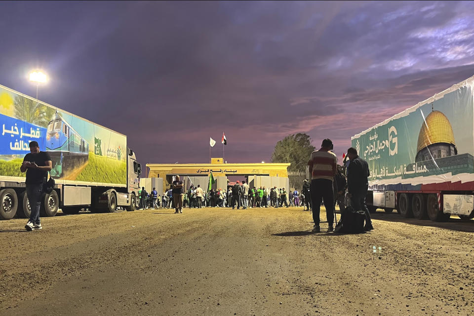 Un convoy de ayuda humanitaria para la Franja de Gaza está estacionado en el cruce fronterizo de Rafah, Egipto, el martes 17 de octubre de 2023. (AP Foto/Omar Aziz)