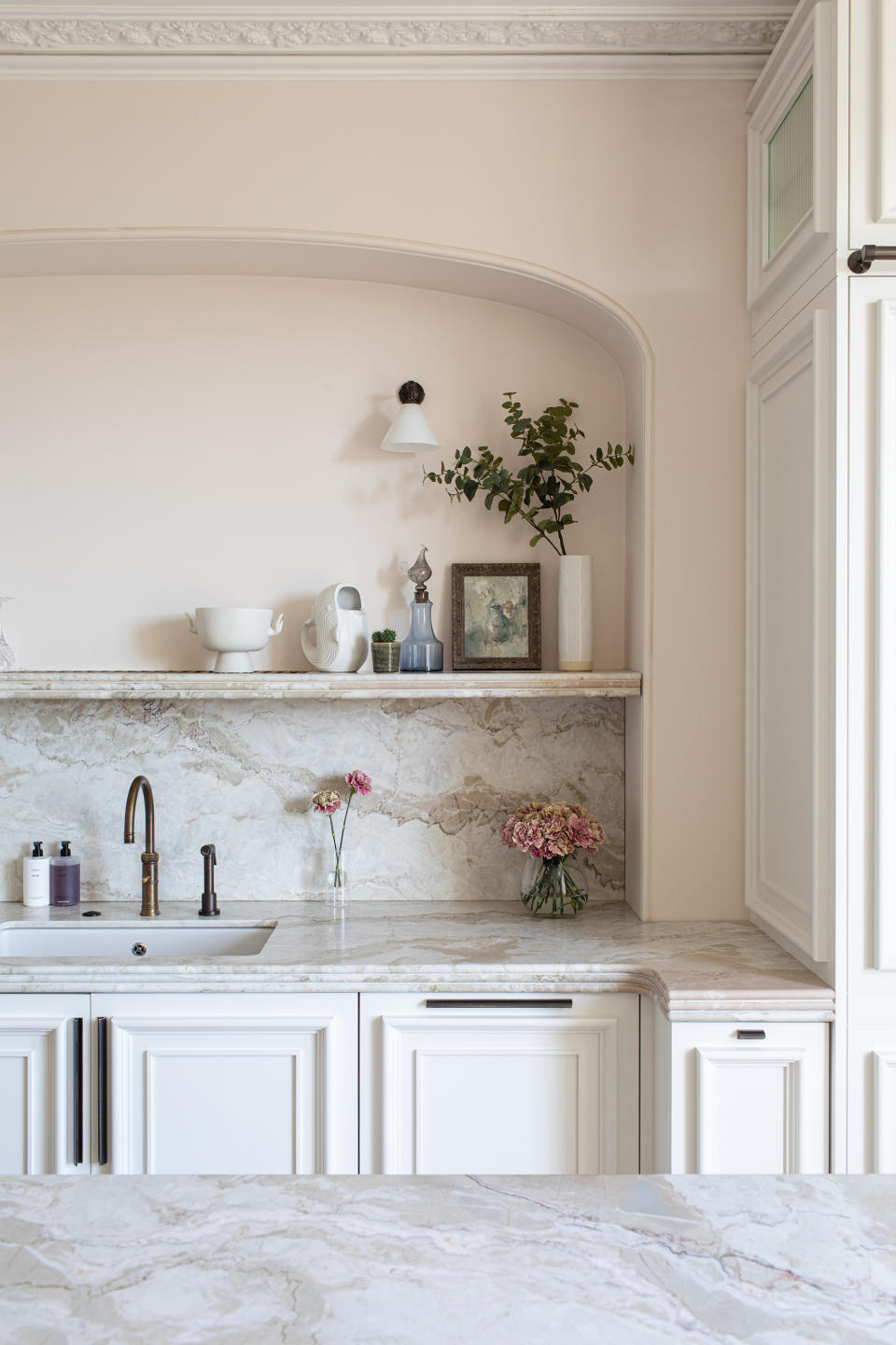 5. Pair off-white with marble for an elegant neutral kitchen