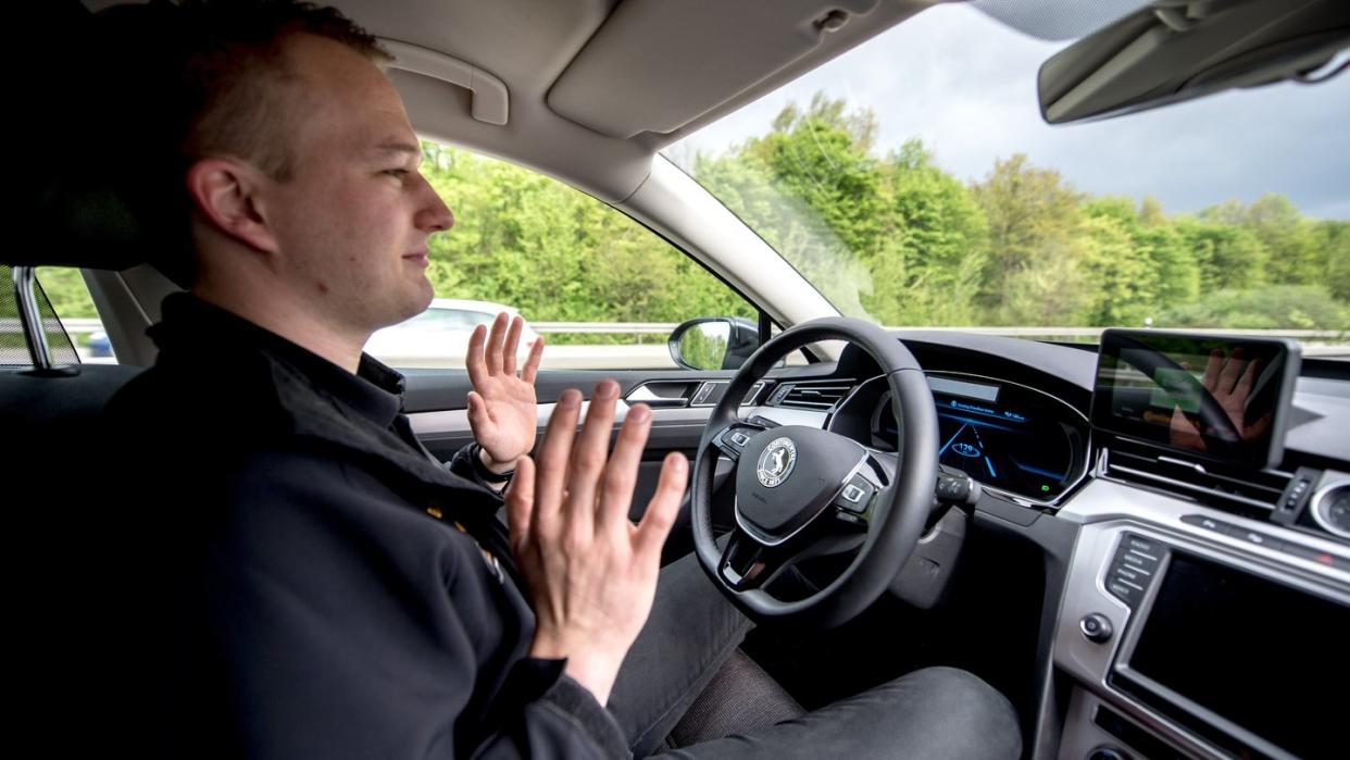 Testingenieur Dennis Scholl ist in einem Auto mit dem von Continental entwickelten System «Cruising Chauffeur» auf der A2 unterwegs. Foto: Hauke-Christian Dittrich