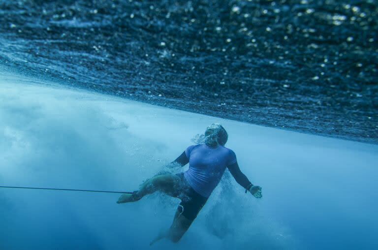 Yolanda Hopkins, de Portugal, durante la segunda ronda de la competencia de surf 