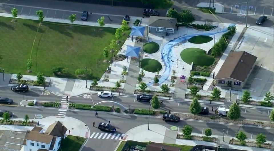 Agentes de policía acuden al lugar de un tiroteo en el parque Brooklands Plaza Splash Pad el sábado 15 de junio de 2024 en Rochester Hills, Míchigan (WXYZ mediante AP)