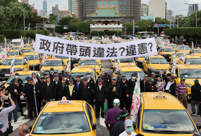 全民計程車聯誼會全國車隊13日下午號召大批計程車駕駛到凱道抗議交通違規記點新制，認為新制涉及違憲、剝奪人民工作權及生存權。（中央社）