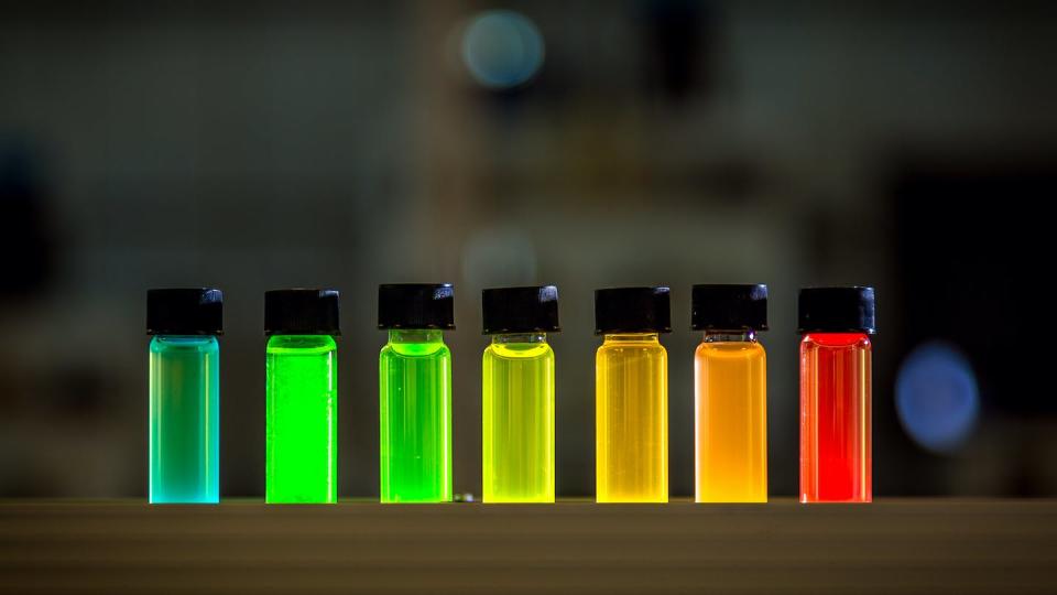 Las partículas de puntos cuánticos se mejoraron continuamente para que emitieran de forma fiable colores muy particulares. <a href="https://www.gettyimages.com/detail/photo/quantum-dot-royalty-free-image/1311600163?adppopup=true" rel="nofollow noopener" target="_blank" data-ylk="slk:Tayfun Ruzgar/iStock via Getty Images Plus;elm:context_link;itc:0;sec:content-canvas" class="link ">Tayfun Ruzgar/iStock via Getty Images Plus</a>