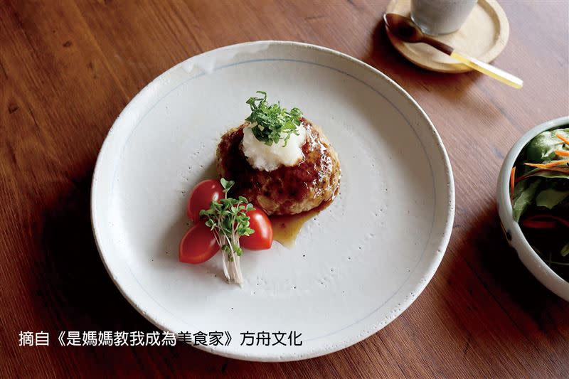 漢堡排是日本家庭的經典菜色之一。（圖／方舟文化提供）