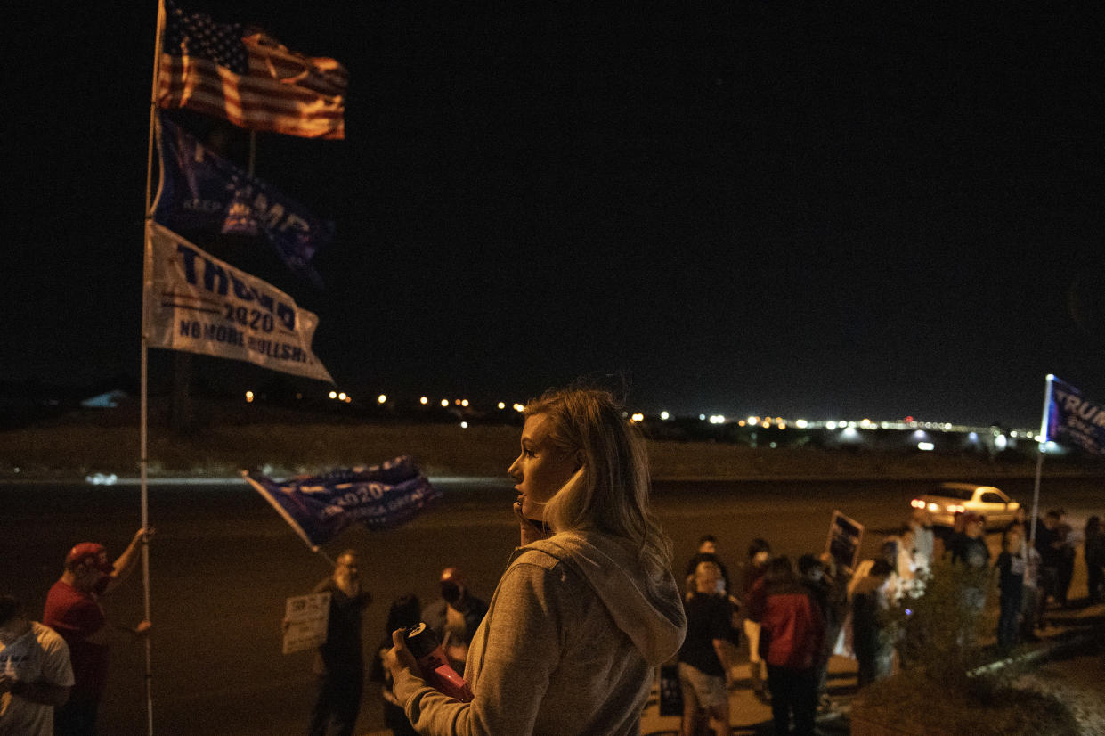 Courtney Holland, actual directora de comunicaciones de la campaña al Senado de Adam Laxalt en Nevada, en una protesta por los resultados de las elecciones de 2020 en Las Vegas, el 4 de noviembre de 2020. (Bridget Bennett/The New York Times)