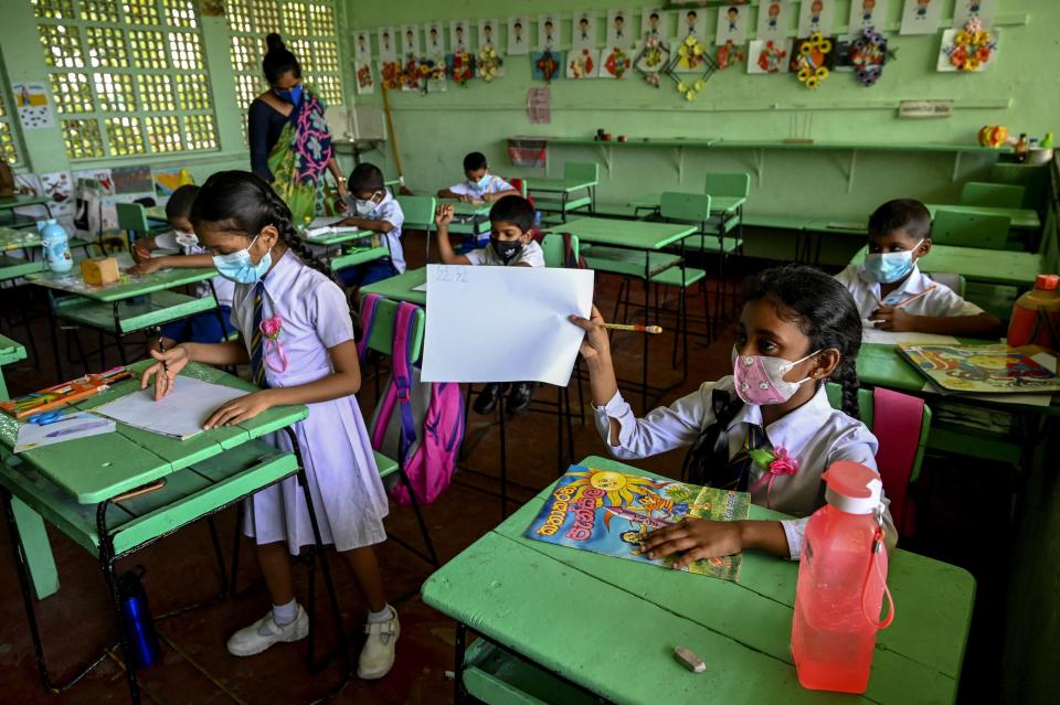 Las escuelas de Sri Lanka se están vaciando porque los padres no pueden permitirse la educación de los hijos. (Photo by ISHARA S. KODIKARA/AFP via Getty Images)