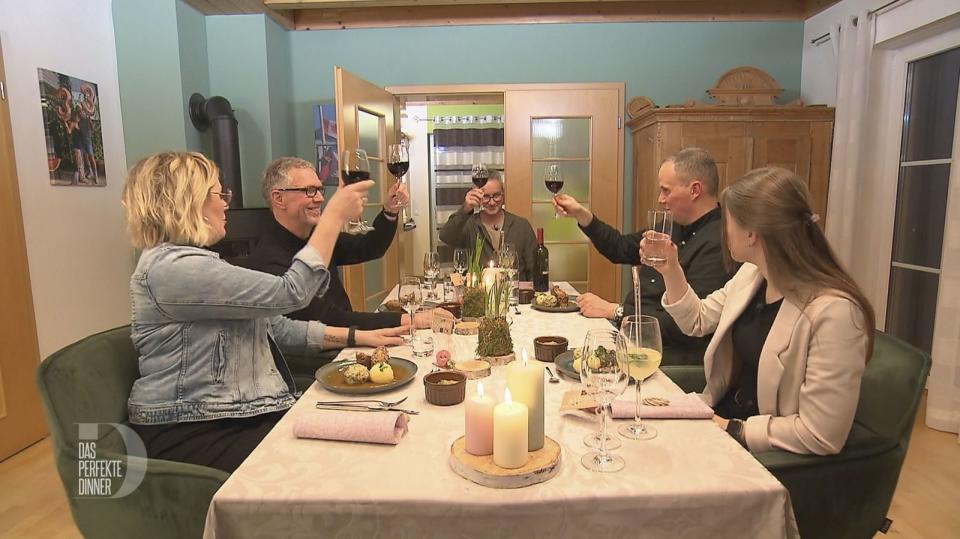 Ein Hoch auf die gelungenen Rouladen, von links: Marion, Karsten, Klaus, Patrick und Nadine.
 (Bild: RTL)