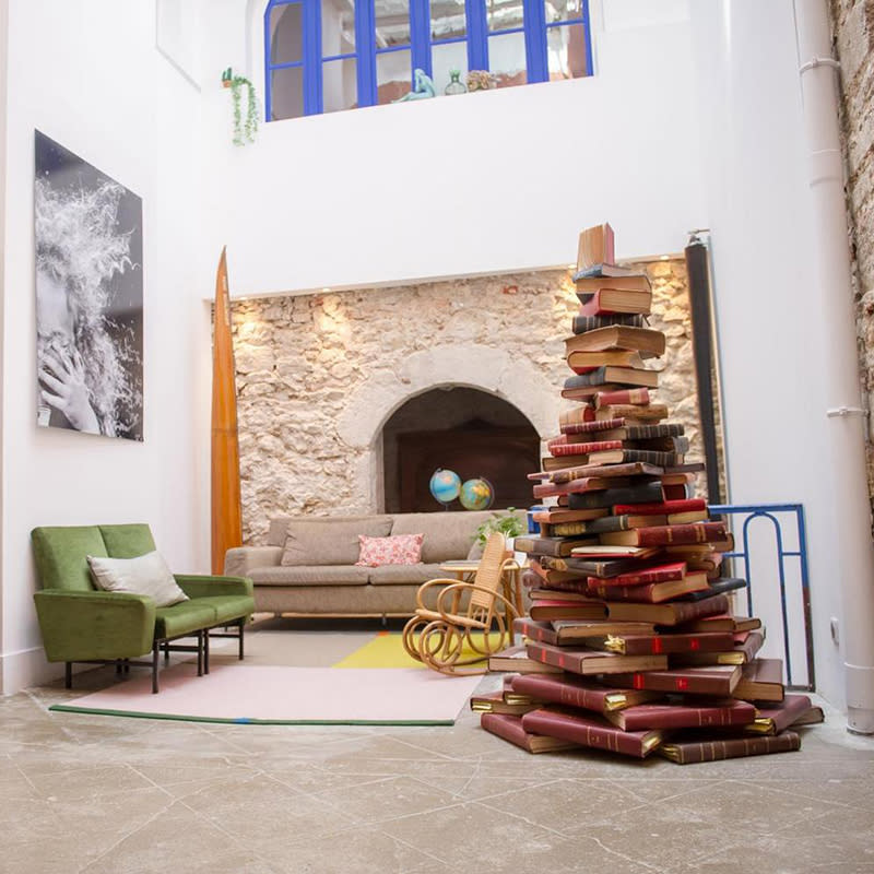 <p>Retour en enfance avec cette adorable maison d’hôtes aménagée dans une ancienne école primaire ! Si les clins d’œil à l’ancien établissement sont nombreux (mappemondes, chaises rétro, livres, chambres affublées de noms de classes…), la décoration y est plus que moderne et soignée.</p> <p><strong>Maison d'hôtes classée 4 épis par Gîtes de France</strong><br> Tarif : à partir de 130 € la nuit<br> Capacité : 11 personnes (4 chambres)</p> <p><a href="https://www.gites-de-france.com/fr/auvergne-rhone-alpes/ain/la-maison-dambronay-01g7520" rel="nofollow noopener" target="_blank" data-ylk="slk:Réserver la Maison d'Ambronay (Ain);elm:context_link;itc:0;sec:content-canvas" class="link ">Réserver la Maison d'Ambronay (Ain)</a></p>