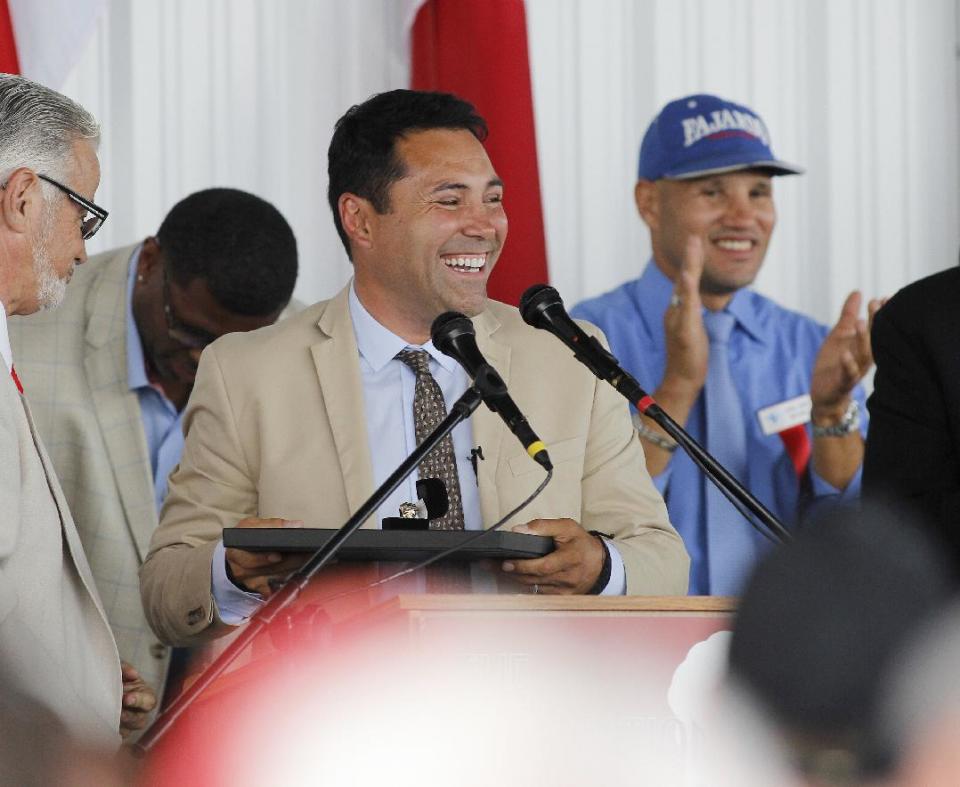 International Boxing Hall of Fame 2014 inductee Oscar De La Hoya speaks during the induction ceremony in Canastota, N.Y. (Nick Lisi/Associated Press)