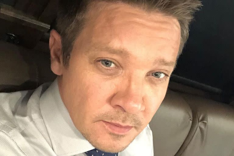 Jeremy Renner evoluciona favorablemente en su recuperación tras sufrir un accidente con una máquina quitanieve