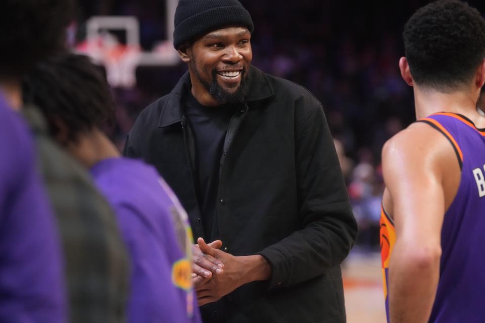 Feb 16, 2023; Phoenix, Arizona, USA; Phoenix Suns forward Kevin Durant talks to his teammates on the sidelines as they play the Los Angeles Clippers at Footprint Center. 