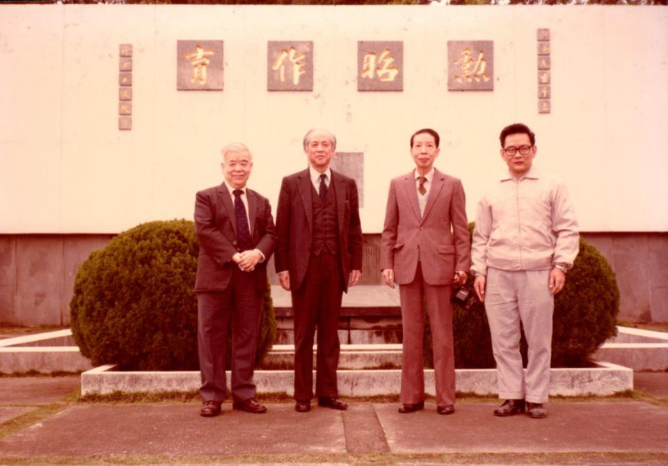 1984年林家翹教授來訪，與李怡嚴教授（右一）、孫方鐸教授(右二)、吳大猷教授(左一)於梅園合影。翻攝清華大學臉書