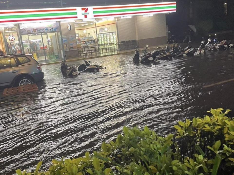 桃園蘆竹因大雷雨排水不及，積水高達半個輪胎。   圖：翻攝再出發，蘆竹南崁資訊大小事資訊分享團（2）臉書