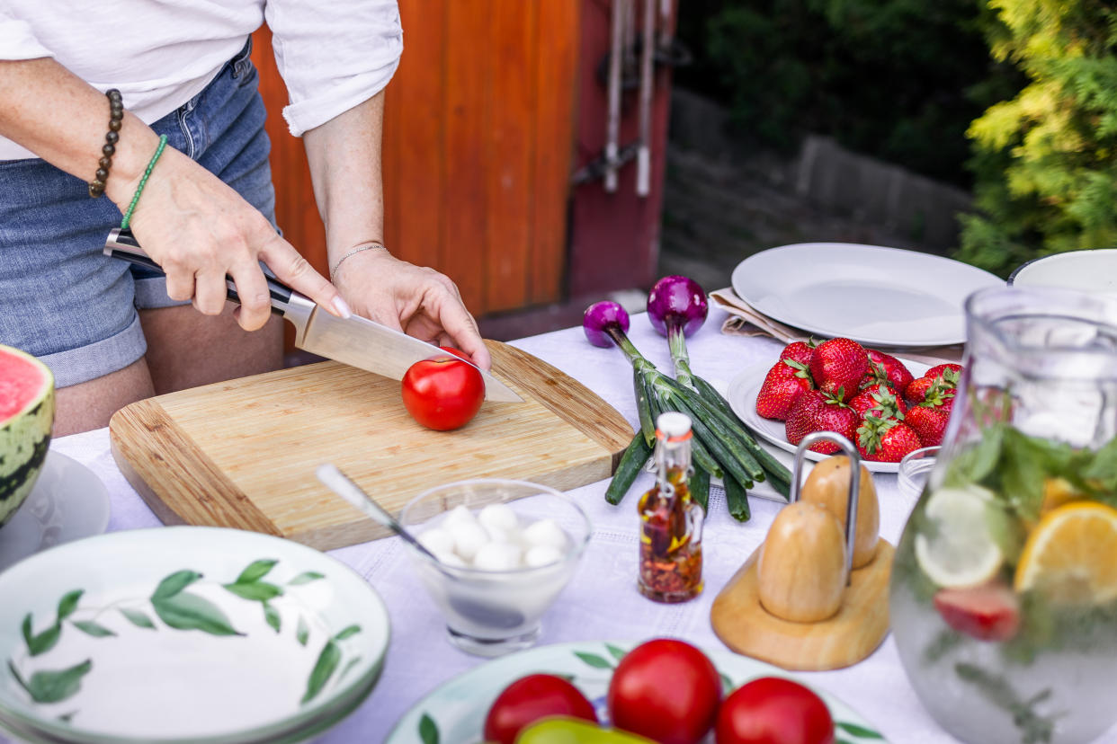 Contar con un buen juego de cuchillos en la cocina te facilita las tareas. (Foto: Getty Images)
