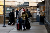 <p>Tourists who crossed the Rainbow bridge by foot enter the U.S. from Canada, as the U.S. reopens air and land borders to fully vaccinated travellers for the first time since coronavirus disease (COVID-19) restrictions were imposed, in Niagara Falls, New York, U.S. November 8, 2021. REUTERS/Lindsay DeDario</p> 