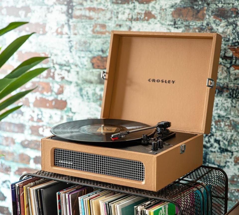 52) Crosley Voyager Turntable