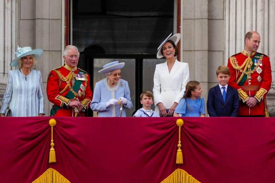 La difunta reina junto a Charles, Camilla, William y Kate, en el desfile Trooping the Colour (Getty Images)