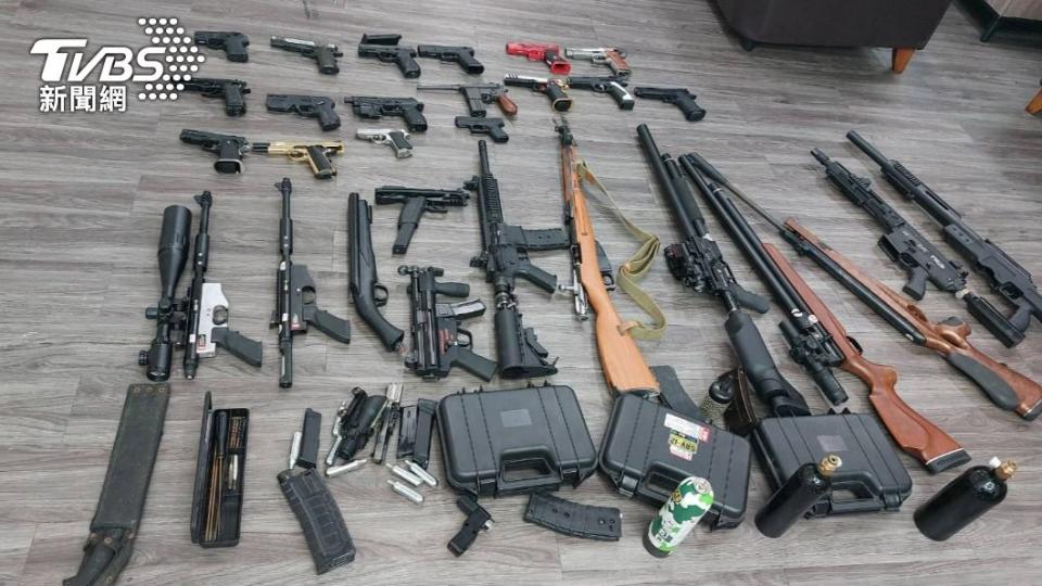 去年桃園警方在楊嫌住家搜出大量槍支。（圖／TVBS）