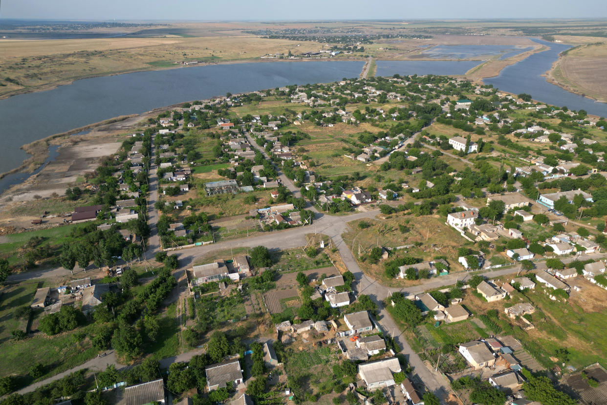 Marisco muerto y otras especies marinas tras el desagüe del embalse de Kajovka, cerca de la ciudad de Kushujum, en el sur de Ucrania, el 12 de julio. 2023. (Finbarr O’Reilly/The New York Times).