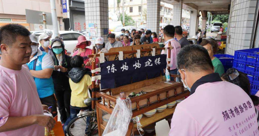 大甲鎮瀾宮董事長顏清標力邀陳媽媽碗粿到沙鹿擺攤做生意，鄉親大排長龍搶買古早味。（圖／中國時報王文吉攝，下同）