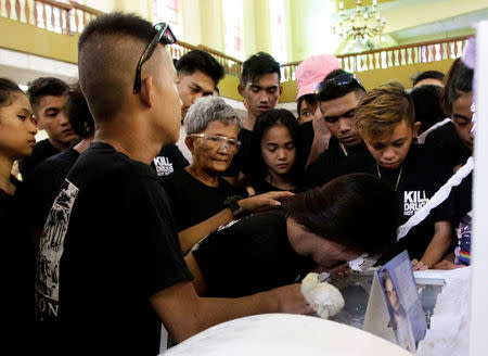 Relatives and friends mourn at the coffin holding body of Eric Quintinita Sison during a ceremony in Pasay city, metro Manila, Philippines August 31, 2016. REUTERS/Cesar Danzel