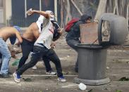 Demonstrators confront police as they protest against the government of President Nicolas Maduro in Caracas, February 22, 2014. A female student and a young supermarket worker were the latest fatalities from Venezuela's political unrest as the death toll from 10 days of violence rose on Saturday to at least eight. REUTERS/Carlos Garcia Rawlins (VENEZUELA - Tags: CIVIL UNREST POLITICS)